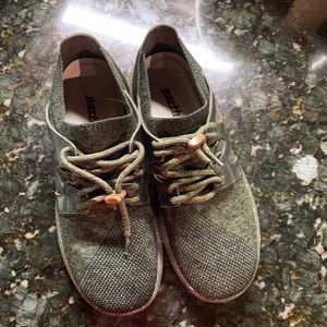 Earth Shoes Fabric and Leather 7.5M